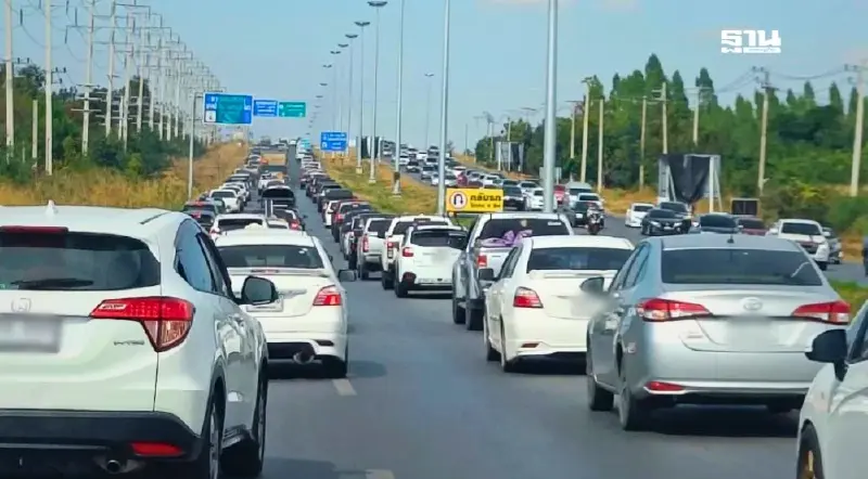 มอเตอร์เวย์ M6 ปากช่อง ขาออก กทม. รถติดหนัก ปชช.แห่กลับบ้านปีใหม่