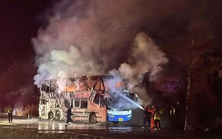 ไฟไหม้รถทัวร์มุ่งหน้าเชียงใหม่ พื้นที่เกาะคา ลำปาง ผู้โดยสารปลอดภัย