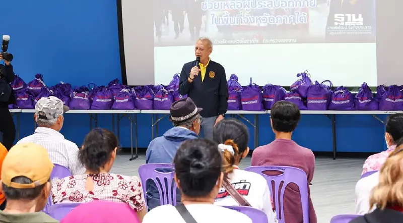 ‘พิพัฒน์’ นำทีม มอบเครื่องอุปโภคบริโภค 7 คันรถ ช่วยน้ำท่วม 8 จังหวัดภาคใต้