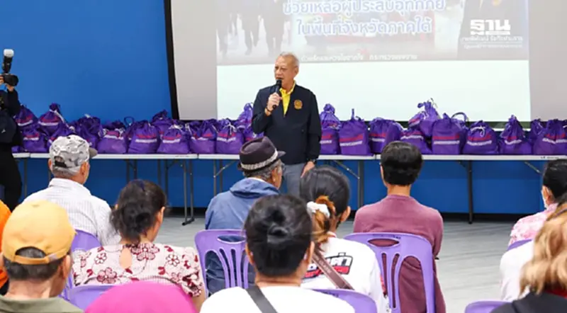 ‘พิพัฒน์’ นำทีม มอบเครื่องอุปโภคบริโภค 7 คันรถ ช่วยน้ำท่วม 8 จังหวัดภาคใต้ ‘พิพัฒน์’ นำทีม มอบเครื่องอุปโภคบริโภค 7 คันรถ ช่วยน้ำท่วม 8 จังหวัดภาคใต้