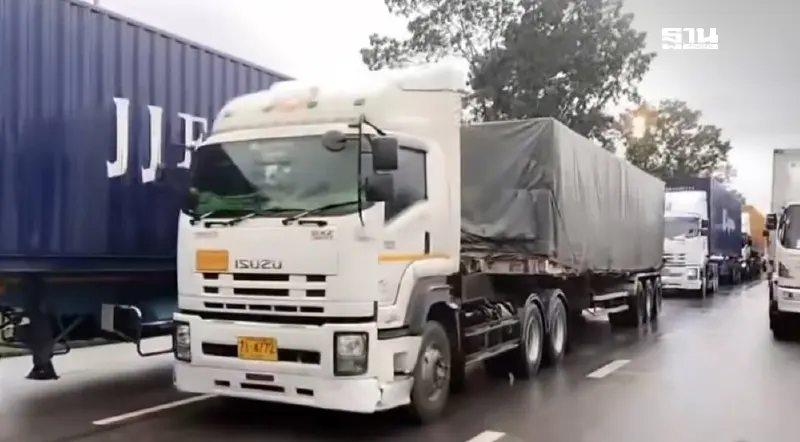 อัพเดตน้ำท่วมชุมพร "สายเอเชีย 41"  ถนนขึ้น-ลง ภาคใต้ รถทุกประเภทสัญจรผ่านได้