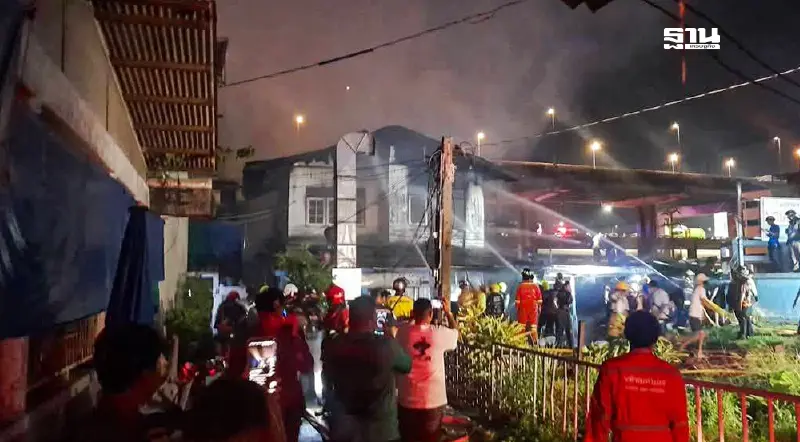 ไฟไหม้ชุมชนใกล้วัดไก่เตี้ย เขตตลิ่งชัน คุมเพลิงได้เร็ว