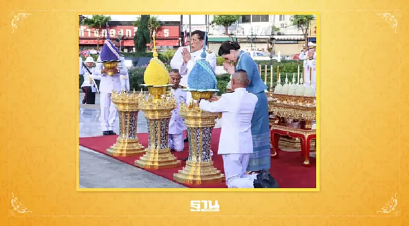 ในหลวง พระราชินี ทรงวางพุ่มดอกไม้ถวายราชสักการะสมเด็จพระเจ้าตากสินมหาราช ในหลวง พระราชินี ทรงวางพุ่มดอกไม้ถวายราชสักการะสมเด็จพระเจ้าตากสินมหาราช