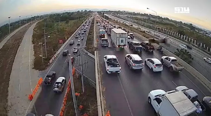 ถนนมิตรภาพ-มอเตอร์เวย์ M6 แน่น! กรมทางหลวงเปิดช่องพิเศษเข้ากทม. ถนนมิตรภาพ-มอเตอร์เวย์ M6 แน่น! กรมทางหลวงเปิดช่องพิเศษเข้ากทม.