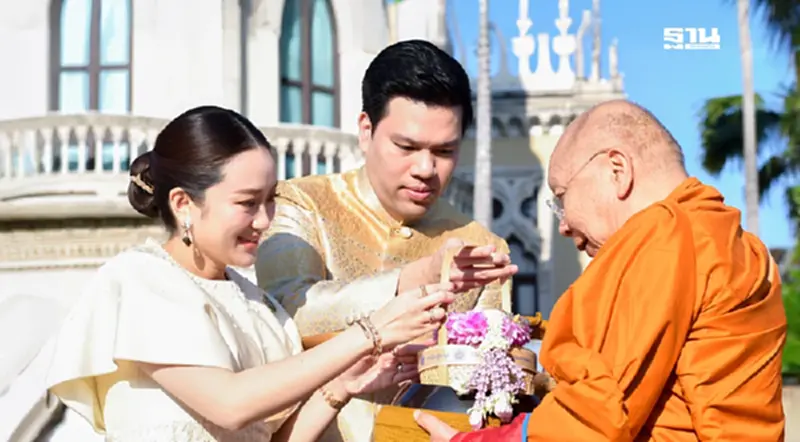 ประมวลภาพ นายกฯ นำคณะรัฐมนตรีตักบาตรปีใหม่ 2568 เสริมสิริมงคล ประมวลภาพ นายกฯ นำคณะรัฐมนตรีตักบาตรปีใหม่ 2568 เสริมสิริมงคล