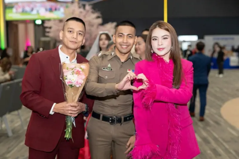 "มาดามหยก" ร่วมยินดี "สมรสเท่าเทียม" ย้ำจุดยืนสนับสนุนความหลากหลาย "มาดามหยก" ร่วมยินดี "สมรสเท่าเทียม" ย้ำจุดยืนสนับสนุนความหลากหลาย