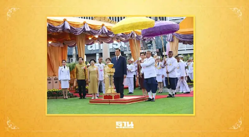 ในหลวง-ราชินี เสด็จฯ เปิดซุ้มประตูเฉลิมพระเกียรติ 72 พรรษา ในหลวง-ราชินี เสด็จฯ เปิดซุ้มประตูเฉลิมพระเกียรติ 72 พรรษา