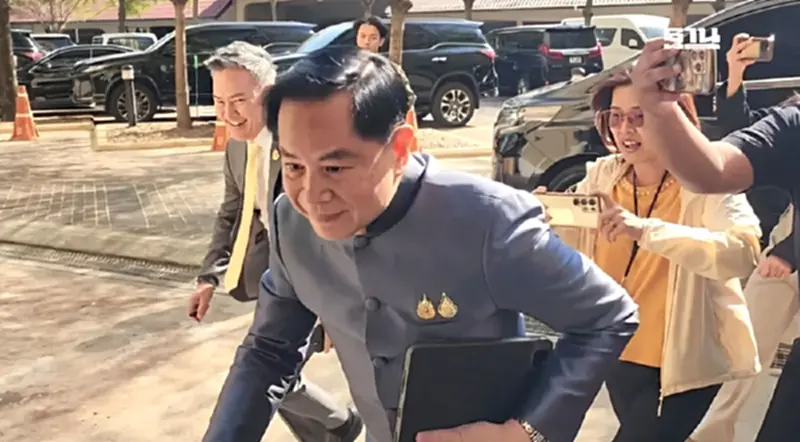 "พีระพันธุ์" เมินตอบคำถามปม "ทักษิณ" ประกาศลดค่าไฟเหลือ 3.70 บาท "พีระพันธุ์" เมินตอบคำถามปม "ทักษิณ" ประกาศลดค่าไฟเหลือ 3.70 บาท