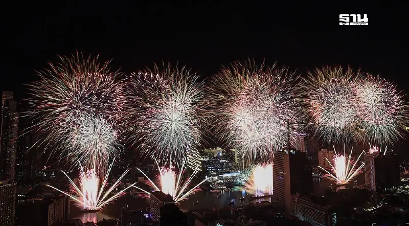 ประมวลภาพเคาท์ดาวน์ 2025 ไอคอนสยาม “พลุรักษ์โลก” สว่างไสวสองฝั่งเจ้าพระยา