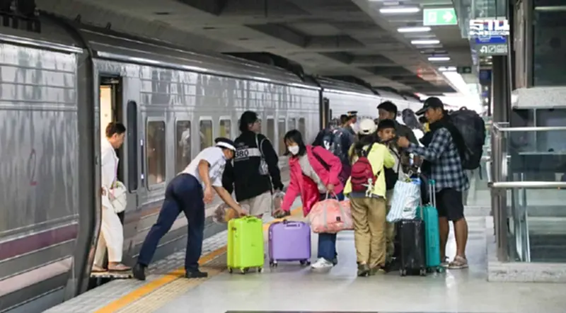 การรถไฟฯ เผยคนกลับกทม.หลักแสน! ย้ำเข้มความปลอดภัยรับผู้โดยสารต่อเนื่อง การรถไฟฯ เผยคนกลับกทม.หลักแสน! ย้ำเข้มความปลอดภัยรับผู้โดยสารต่อเนื่อง