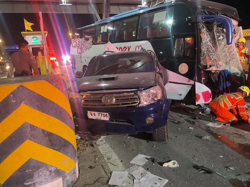 ด่วน รถบัสชนฟอร์จูนเนอร์ คาด่านมอเตอร์เวย์ นักท่องเที่ยวเจ็บ 27 ราย