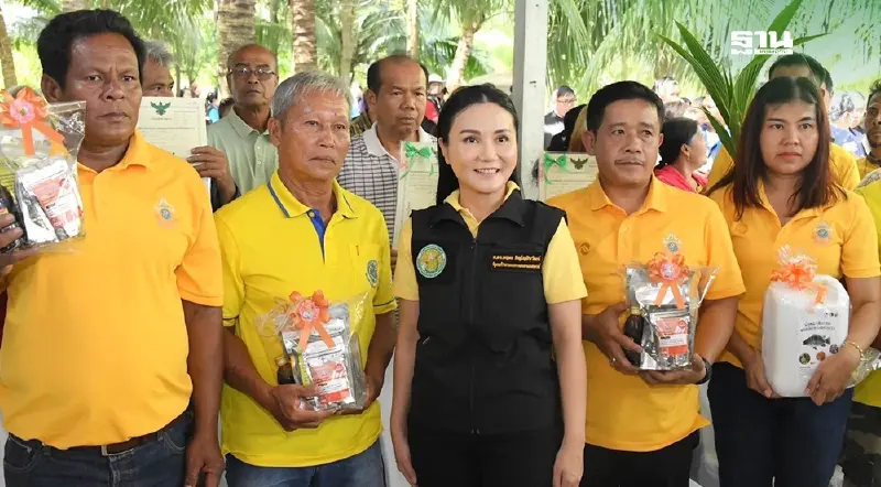 รมว.เกษตรฯ ลงพื้นที่ตรวจแปลงใหญ่มะพร้าวน้ำหอม เร่งผลักดันพืชเศรษฐกิจ