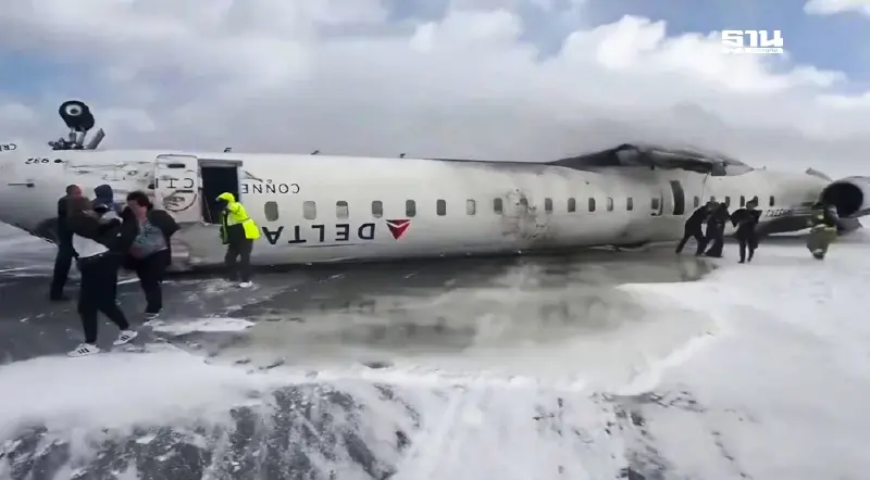 ระทึก! อุบัติเหตุเครื่องบิน Delta Airlines พลิกคว่ำหงายท้อง ขณะลงจอด