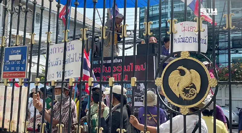 ม็อบบุกคลัง ร่อนหนังสือถึง “จุลพันธ์” ค้านนโยบาย “กาสิโน”