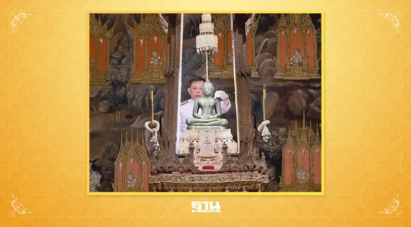 ในหลวง พระราชินี เสด็จฯ เปลี่ยนเครื่องทรงพระแก้วมรกต เป็นฤดูร้อน