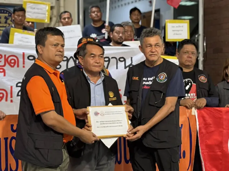 สรส.และสสรท.ยื่นนายกฯสอบคุณสมบัติบอร์ดปตท.หลังพบข้อสงสัย สรส.และสสรท.ยื่นนายกฯสอบคุณสมบัติบอร์ดปตท.หลังพบข้อสงสัย