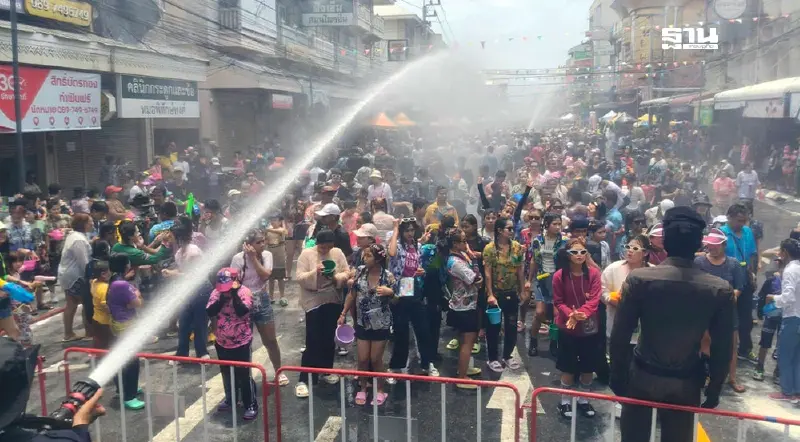 สงกรานต์วันไหลนครปฐมคักคึก ประชาชนนับหมื่นแห่ร่วมสนุกสาดน้ำ สงกรานต์วันไหลนครปฐมคักคึก ประชาชนนับหมื่นแห่ร่วมสนุกสาดน้ำ