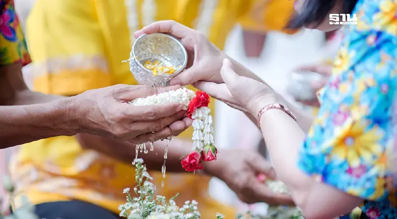 เช็กที่นี่รวม 100 คำอวยพรสงกรานต์ 2568 ให้ผู้สูงอายุ   ลูก  และ หลาน