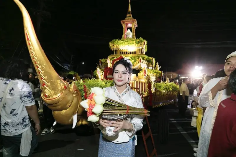 "มาดามหยก" นำหมื่นพลังศรัทธา เดินขึ้นดอยสุเทพฯ วิสาขบูชา 68 "มาดามหยก" นำหมื่นพลังศรัทธา เดินขึ้นดอยสุเทพฯ วิสาขบูชา 68