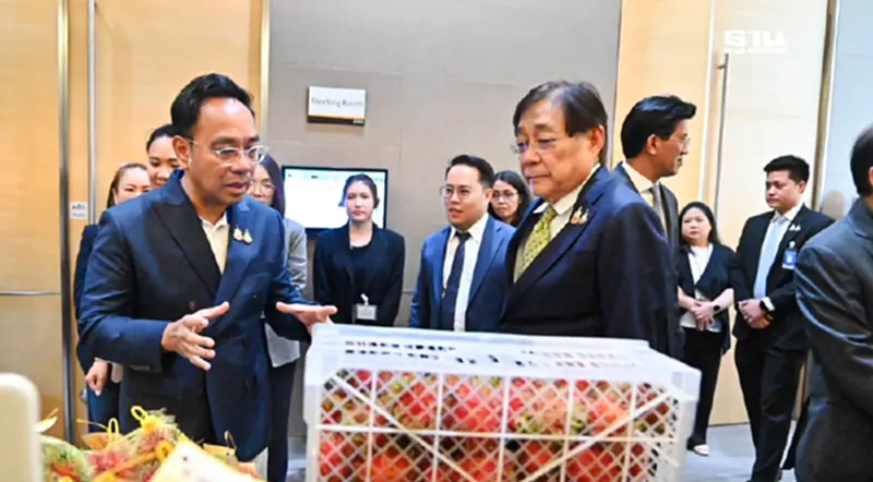 “พาณิชย์” ดึง 40 บริษัท ซื้อผลไม้ 6 พันตัน ช่วยเกษตรกร 1 ปี “พาณิชย์” ดึง 40 บริษัท ซื้อผลไม้ 6 พันตัน ช่วยเกษตรกร 1 ปี