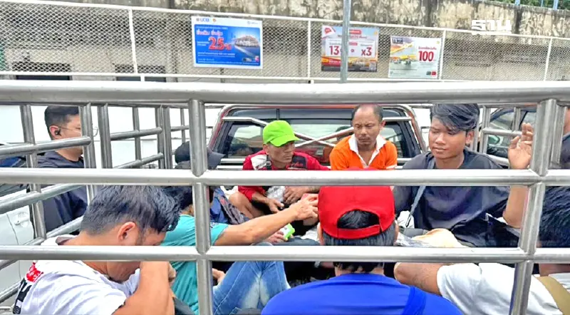 ตร.รวบแล้ว 8 ต่างด้าว ถือมีดป่วนม็อบใกล้พื้นที่ชุมนุมอนุสาวรีชัยสมรภูมิ ตร.รวบแล้ว 8 ต่างด้าว ถือมีดป่วนม็อบใกล้พื้นที่ชุมนุมอนุสาวรีชัยสมรภูมิ