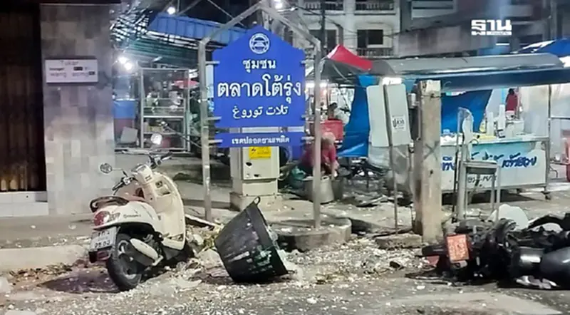 ด่วน 'ลอบวางระเบิด' หน้าตลาดโต้รุ่งเมืองปัตตานี ไร้เจ็บและเสียชีวิต ด่วน 'ลอบวางระเบิด' หน้าตลาดโต้รุ่งเมืองปัตตานี ไร้เจ็บและเสียชีวิต