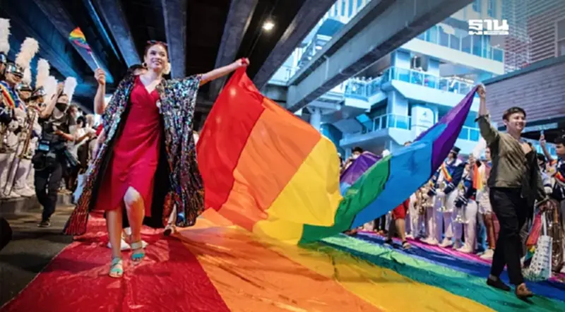 เปิดไฮไลต์ห้างดัง! อัดแคมเปญฉลอง Pride Month ปลุกเศรษฐกิจสีรุ้ง เปิดไฮไลต์ห้างดัง! อัดแคมเปญฉลอง Pride Month ปลุกเศรษฐกิจสีรุ้ง