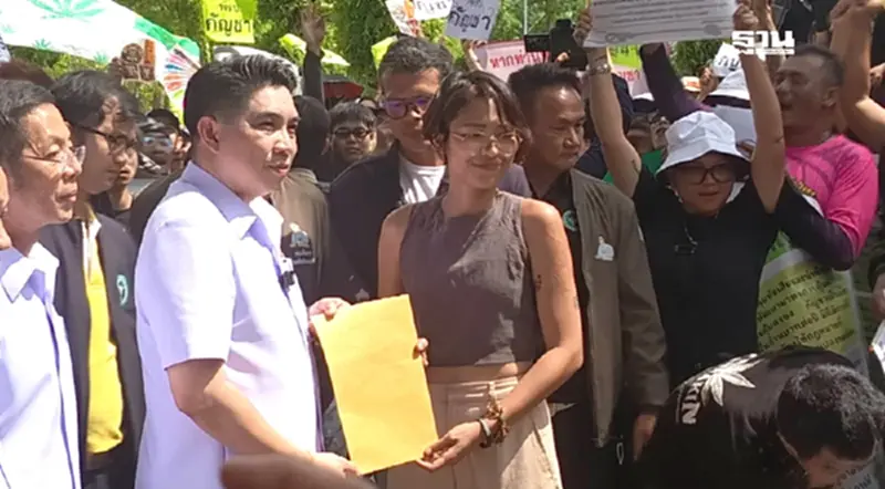 "ม็อบกัญชา" บุกสธ. ปักหลักคัดค้านดึงกลับเป็นยาเสพติด "ม็อบกัญชา" บุกสธ. ปักหลักคัดค้านดึงกลับเป็นยาเสพติด