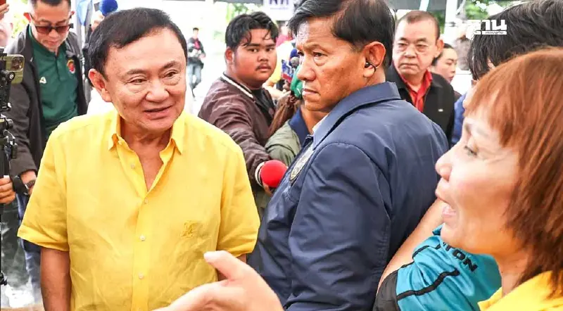 “ทักษิณ”ปลอบใจผู้ประสบภัยชายแดนกัมพูชา อีกไม่นานได้กลับบ้าน