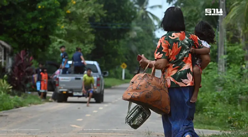 หอการค้าอุบลฯ ระบุชาวบ้านอพยพ หลังชายแดนไทย-กัมพูชา เข้าสู่ภาวะ "สงครามจริง" หอการค้าอุบลฯ ระบุชาวบ้านอพยพ หลังชายแดนไทย-กัมพูชา เข้าสู่ภาวะ "สงครามจริง"