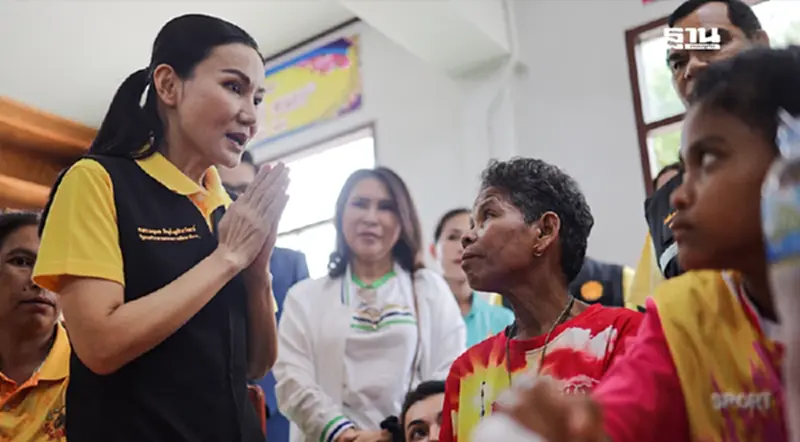 “นฤมล–ธรรมนัส”ช่วยครอบครัวเหยื่อกัมพูชา สร้างบ้านใหม่-มอบรถไถ “นฤมล–ธรรมนัส”ช่วยครอบครัวเหยื่อกัมพูชา สร้างบ้านใหม่-มอบรถไถ