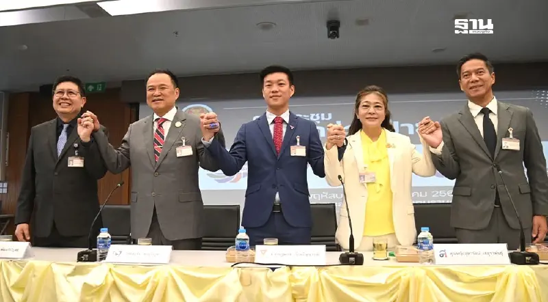 แกนนำ 5 พรรคฝ่ายค้าน "ประชาชน" จับมือ "ภูมิใจไทย" ลั่นตรวจสอบรัฐบาลเต็มที่