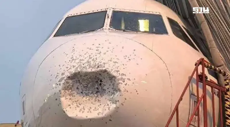 เผยคลิป 'ไทยแอร์เอเชีย' บินไปจีน ชนลูกเห็บขนาดใหญ่ ได้รับความเสียหาย