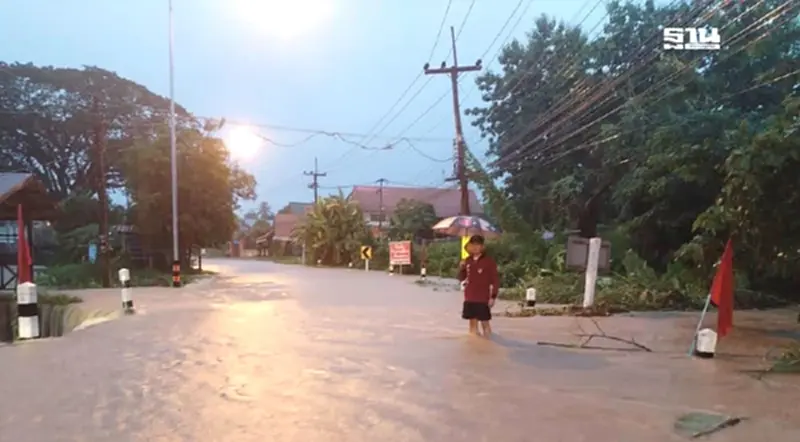 น่าน เริ่มมีน้ำเข้าท่วมผิวทาง ผู้ว่าฯ เผยฝนตกทั้งคืนน้ำสูงขึ้น น่าน เริ่มมีน้ำเข้าท่วมผิวทาง ผู้ว่าฯ เผยฝนตกทั้งคืนน้ำสูงขึ้น