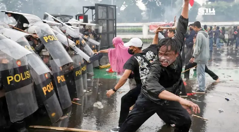 สถานทูตไทยเตือนเลี่ยงพื้นที่ชุมนุมอินโดนีเซียหลังมีคนตาย 3 ราย สถานทูตไทยเตือนเลี่ยงพื้นที่ชุมนุมอินโดนีเซียหลังมีคนตาย 3 ราย