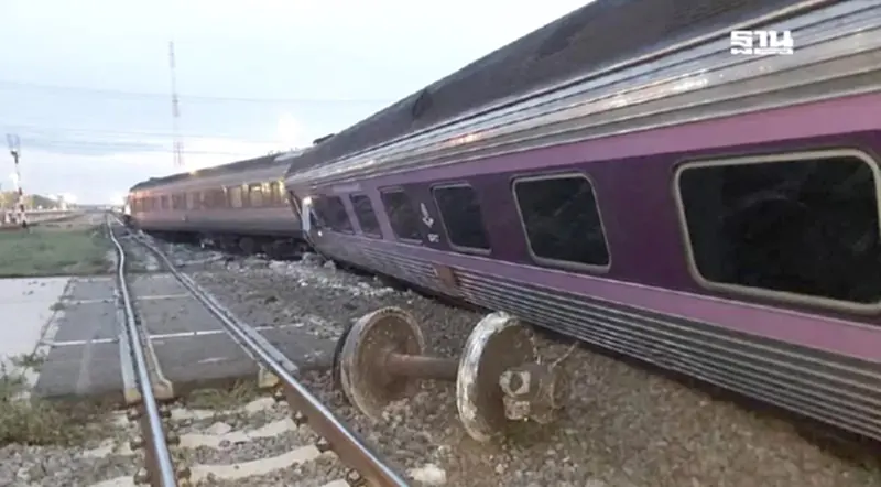 ด่วน รถไฟตกรางย่านสถานีกุยบุรี มีผู้บาดเจ็บ 9 ราย นำส่ง รพ. ด่วน รถไฟตกรางย่านสถานีกุยบุรี มีผู้บาดเจ็บ 9 ราย นำส่ง รพ.