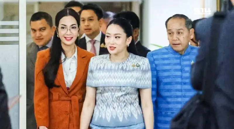 “แพทองธาร”ยิ้มสู้ เข้ากระทรวงวัฒนธรรม ก่อนศาล รธน.ชี้ชะตา 29 ส.ค. “แพทองธาร”ยิ้มสู้ เข้ากระทรวงวัฒนธรรม ก่อนศาล รธน.ชี้ชะตา 29 ส.ค.