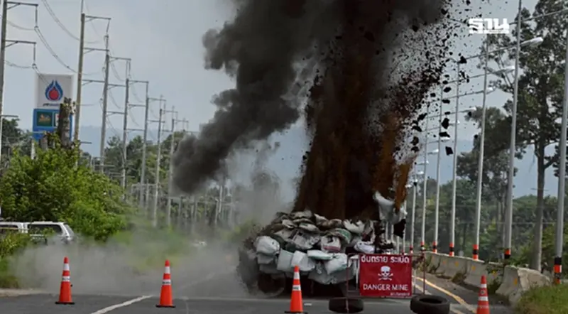 ประมวลภาพการทำลายจรวด BM-21 กลางถนนสายบ้านน้ำเย็น–บ้านผือ ศรีสะเกษ ประมวลภาพการทำลายจรวด BM-21 กลางถนนสายบ้านน้ำเย็น–บ้านผือ ศรีสะเกษ