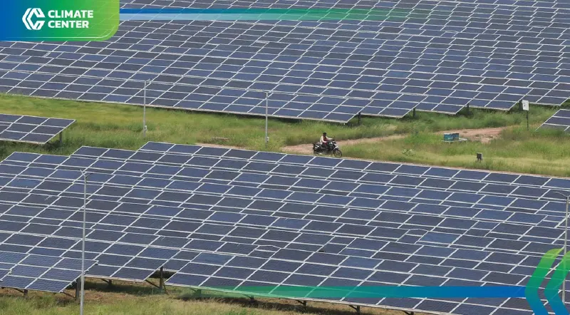 จีนเร่งสร้างโซลาร์ฟาร์มใหญ่สุดโลก ดันเป้าลดคาร์บอนเร็วกว่าคาด จีนเร่งสร้างโซลาร์ฟาร์มใหญ่สุดโลก ดันเป้าลดคาร์บอนเร็วกว่าคาด