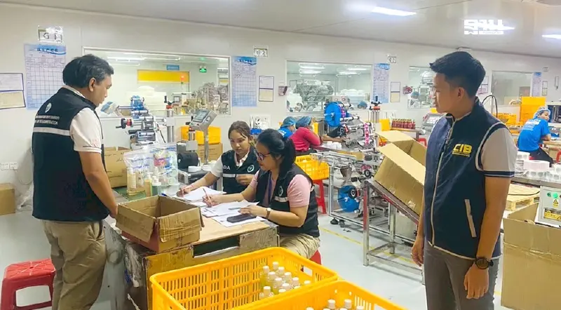 ทลาย รง.ผลิตเครื่องสำอางเถื่อนย่านฉะเชิงเทรา มูลค่ากว่า 20 ล้านบาท ทลาย รง.ผลิตเครื่องสำอางเถื่อนย่านฉะเชิงเทรา มูลค่ากว่า 20 ล้านบาท