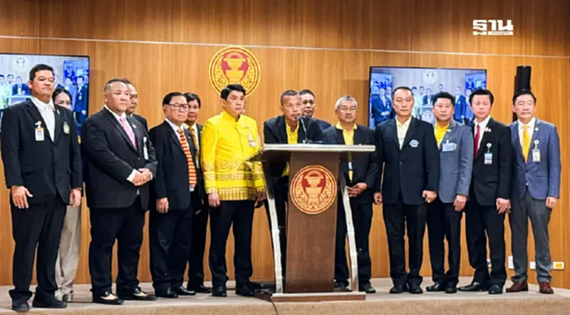 แรงงานกัมพูชากลับบ้าน 5 แสนคน กมธ.แรงงานเตือนรัฐรับมือด่วน หวั่นกระทบเศรษฐกิจ แรงงานกัมพูชากลับบ้าน 5 แสนคน กมธ.แรงงานเตือนรัฐรับมือด่วน หวั่นกระทบเศรษฐกิจ