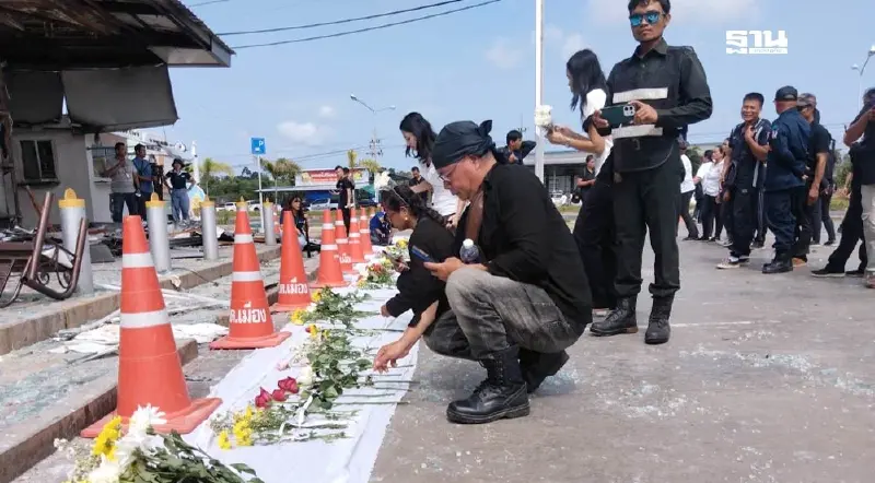 ชาวกันทรลักษ์ วางดอกไม้ไว้อาลัยประชาชน ผู้เสียชีวิตจากจรวด BM-21 กัมพูชา