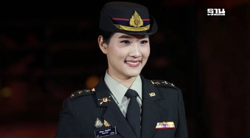 รู้จัก “ผู้กองอะตอม” ทหารหญิงไทยชี้นิ้วไล่กัมพูชาให้ถอย รู้จัก “ผู้กองอะตอม” ทหารหญิงไทยชี้นิ้วไล่กัมพูชาให้ถอย