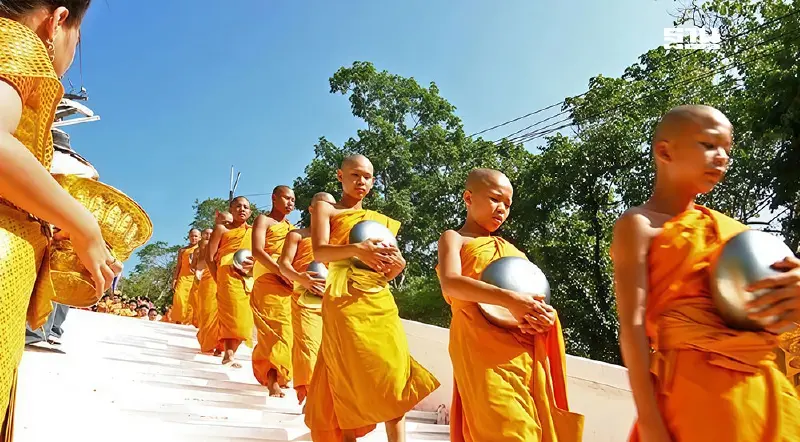 ประเพณีตักบาตรเทโวโรหณะ ความสำคัญ และ ความหมาย วันออกพรรษา 2568