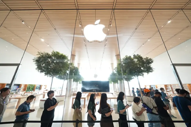 iPhone 17 ถึงมือแล้ว! คิวแน่น ICONSIAM แฟนๆ แห่รับเครื่องวันแรก iPhone 17 ถึงมือแล้ว! คิวแน่น ICONSIAM แฟนๆ แห่รับเครื่องวันแรก