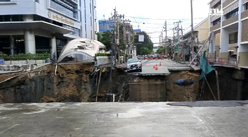 ถนนทรุดตัว สน.สามเสน ประกาศปิดการจราจรแยกวชิรพยาบาล – แยกซังฮี้