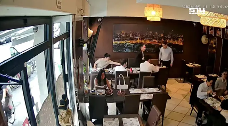 เปิดคลิป กรรมการ ปตท.โดนโจรฉกกระเป๋ากลางร้านอาหารไทยในอิตาลี เปิดคลิป กรรมการ ปตท.โดนโจรฉกกระเป๋ากลางร้านอาหารไทยในอิตาลี