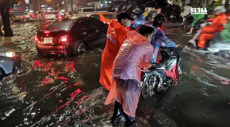 กรุงเทพ ฝนตกต่อเนื่อง น้ำทะเลหนุน พื้นที่ชั้นในระบายน้ำช้า