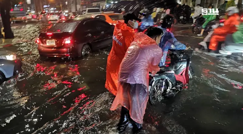 กรุงเทพ ฝนตกต่อเนื่อง น้ำทะเลหนุน พื้นที่ชั้นในระบายน้ำช้า กรุงเทพ ฝนตกต่อเนื่อง น้ำทะเลหนุน พื้นที่ชั้นในระบายน้ำช้า