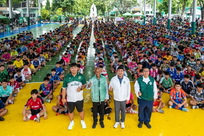 เปิดภาพ 2,600 คนแห่สมัครฟุตซอลนักเรียน 'ทีมทวีธาภิเศก' ม้าศึกฝั่งธนบุรี เปิดภาพ 2,600 คนแห่สมัครฟุตซอลนักเรียน 'ทีมทวีธาภิเศก' ม้าศึกฝั่งธนบุรี